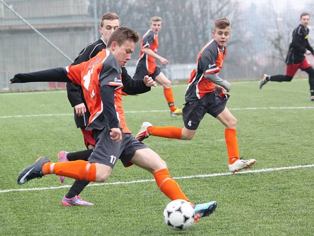 NÁCHODSKÝ B-dorost (v oranžovém) prohrával v Litomyšli už 0:4, nakonec ale zápas otočil a vyhrál po penaltovém rozstřelu.