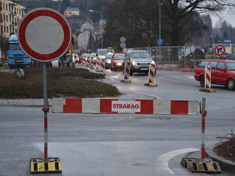 OPRAVA KRUHOVÉ KŘIŽOVATKY U ITÁLIE začala 17. března. Křižovatku čeká rozšíření a výstavba napojení nového autobusového terminálu, a to tak, aby doprava do budoucna byla plynulejší. Nyní však stavba přináší komplikace v dopravní situaci a objížďky. 