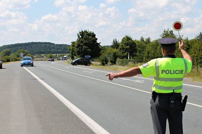 Policisté hlídají hlavně nebezpečné předjíždění. Riskující řidiče stíhá i vrtulník.