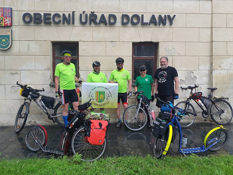 Na neobvyklou misi se před prázdninami vypravil starosta Dolan Jiří Plšek. Vášnivý koloběžkař během necelého týdne na své koloběžce navštívil deset českých a moravských obcí s názvem Dolany.