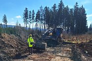 Na trase budoucího obchvatu Náchoda pokračuje archeologický výzkum a zemní práce pro záchranný archeologický výzkum, jejichž součástí je i kácení stromů ve dvou lesních úsecích.