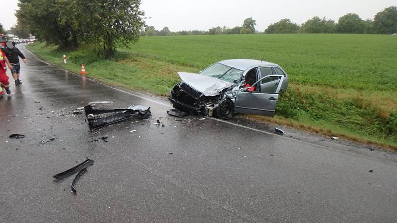 V zatáčce na silnici mezi Chvalkovicemi a obcí Dolany se střetl traktor s přívěsem a Škoda Fabia.