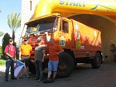 Start Sahara Rallye Erg Oriental Tunis. Před Tatrou uprostřed zleva František a Václav Svobodovi.