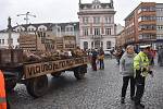 Náchodem v pondělí odpoledne projel valník s těly roztrhaných ovcí, za kterým kráčeli jako za smutečním katafalkem chovatelé ovcí. Ti chtěli veřejně upozornit na to co dokážou vlčí zuby ve stádě ovcí.