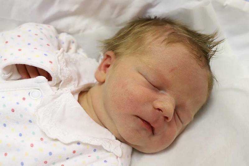 MATYÁŠ ADAMOV z Broumova je prvním děťátkem Lindy Adamovové a Miroslava Werthaima. Chlapeček se narodil 10. října 2017 v 19.39 hodin. Jeho míry byly 2800 gramů a 47 centimetrů.