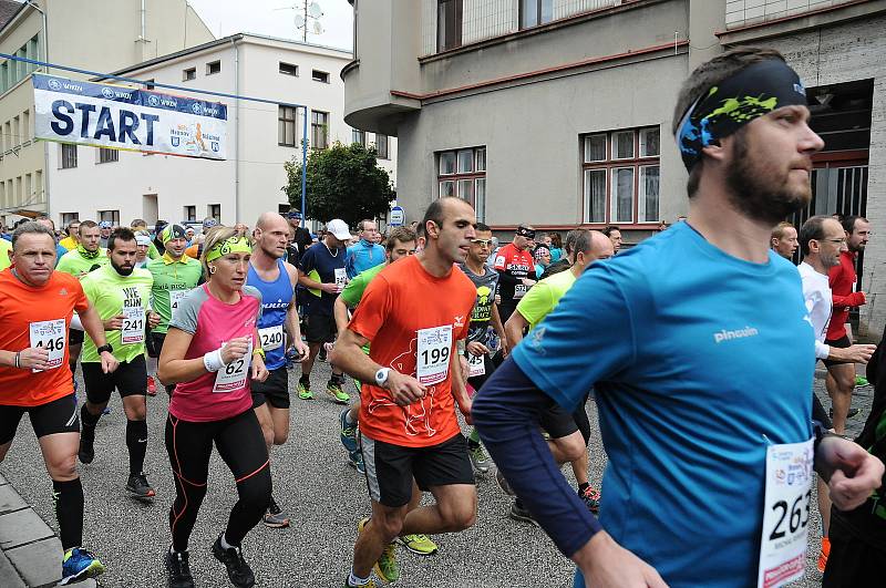 Ze startu sobotního 61. ročníku silničního běhu Hronov - Náchod.