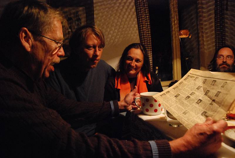 Václav Havel s Rudým Právem, kde před 30 lety vyšel inzerát s přáním k narozeninám Ferdinanda Vaňka.