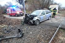 Srážka vlaku s autem na Náchodsku se neobešla bez zranění.