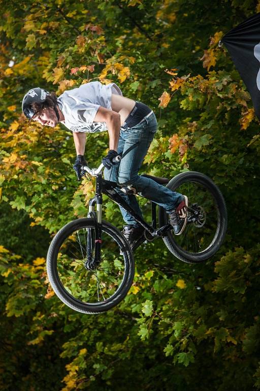 Novoměstský skatepark opět ožil. Místní sdružení zde pořádalo další bikerské závody nazvané Fall Bye Jam.