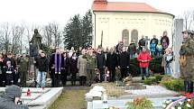 NÁHROBEK s pamětní deskou generála Jana Kratochvíla slavnostně odhalil v neděli odpoledne na červenokosteleckém hřbitově náčelník Generálního štábu Armády České republiky armádní generál Petr Pavel za přítomnosti představitelů města a místního disentu.