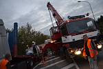 Návěs kamionu se pod tíhou nákladu zlomil v půli. Řidič směřující na Ukrajinu blokoval více než šest hodin mezinárodní silnici do Polska v Náchodě - Bělovsi.