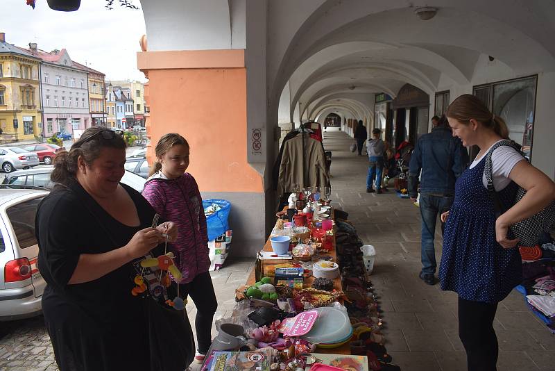 Poslední sobotní dopoledne v měsíci patří část Velkého podloubí v Jaroměři tradičně Bleším trhům.