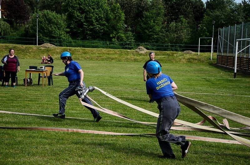 Na zeleném trávníků se odehrála tradiční hasičská soutěž v požárním sportu.