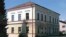Budova základní a mateřské školy v Dolní Radechové.