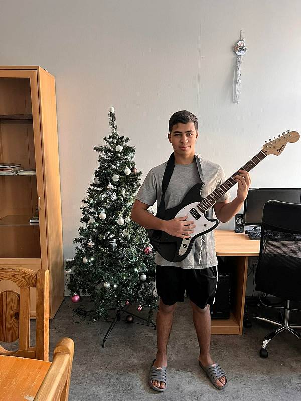 Alexandrovo vánoční přání bylo vyslyšeno a už před štědrým dnem mohl cvičit na vysněnou elektrickou kytaru.