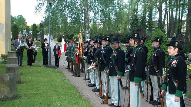 Na hřbitově v Polici nad Metují se uskutečnila pietní akce k uctění památky obětí 2. světové války a k 67. výročí vítězství nad fašismem.  