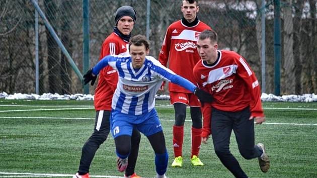 Náchodský záložník Jakub Petřík (u míče) takhle bojoval v posledním přátelském utkání proti přesile hráčů Mšena. Náchod vyhrál 5:3.