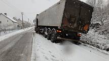 Hasiči z Jaroměře pomáhali při dopravní nehodě kamionu, který hrozil pádem do příkopu.