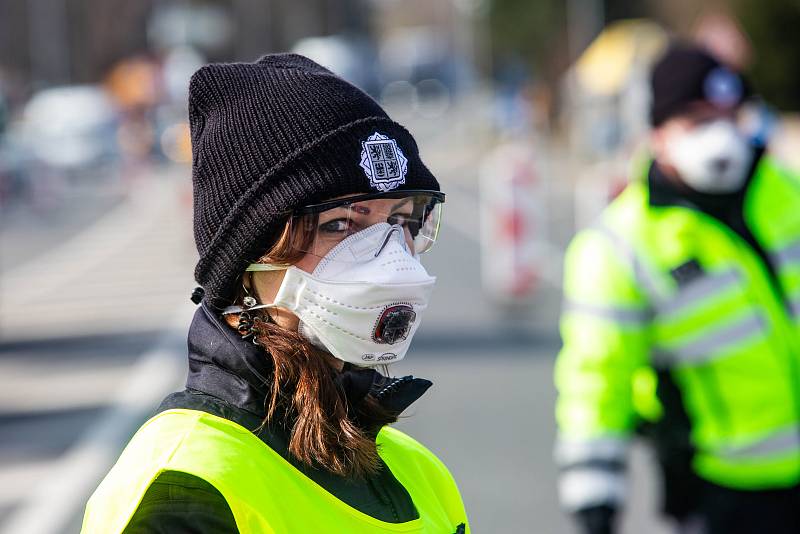 Koronavir zastavil provoz na hranicích. Na přechodu v Náchodě způsobil dopravní kolaps.