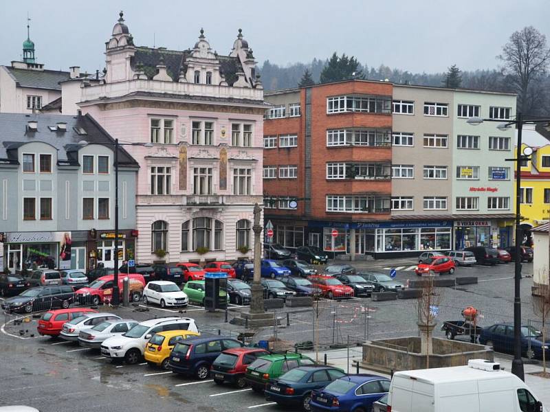 KAŠNA je nyní blíž ke kostelu sv. Vavřince, auta už parkují podle nového vodorovného značení. 