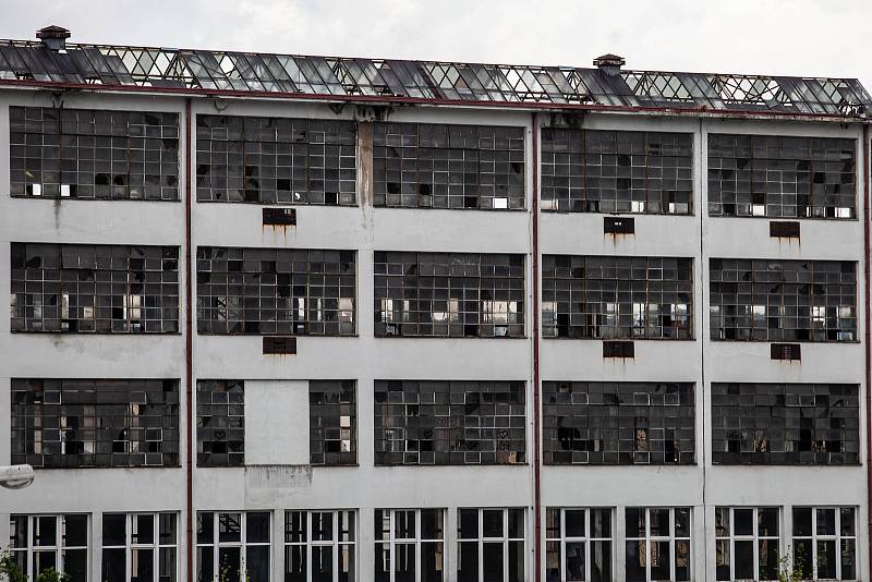 Stará budova Tepna v Náchodě a prostor vzniklý po demolici komplexu budov bývalé fabriky.
