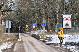 Prchající řidič projel z Polska do Čech přes hraniční přechod ve Zdoňově nedaleko Adršpachu.
