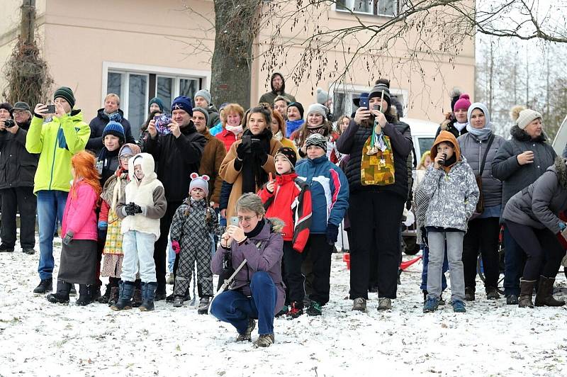 Už po devatenácté zahájila poslední den v roce v Červeném Kostelci parta Čolek recesistickou akcí "sjezd na čemkoli".