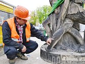 MILAN LIBICH, předseda sdružení Ochránci památek pevnosti Josefov a také jeden ze dvou technických dozorů investora, prohlíží sochu před odvozem, konkrétně detail obutí římského vojáka. 