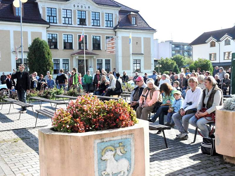 Škola ve Velkém Poříčí se stavěla dva roky, nyní už slouží přesně 100 let. Oslavy navštívili bývalí žáci i kantoři, rádi zavzpomínali. 