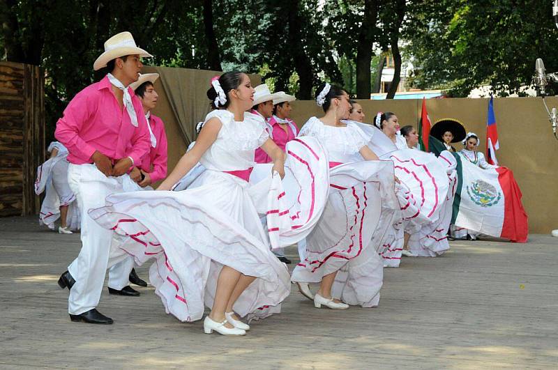 Ze závěrečného programu 56. Mezinárodního folklorního festivalu v Červeném Kostelci. 