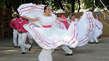 Ze závěrečného programu 56. Mezinárodního folklorního festivalu v Červeném Kostelci. 