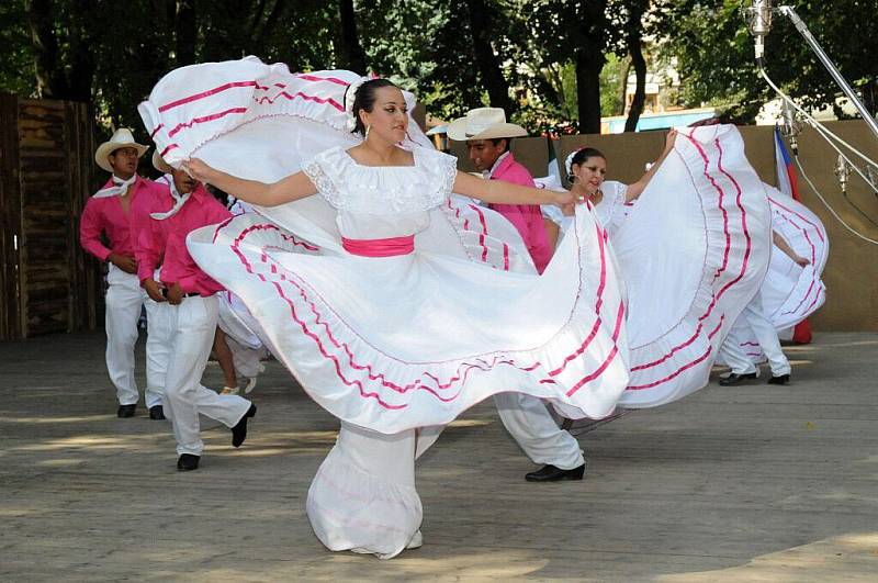 Ze závěrečného programu 56. Mezinárodního folklorního festivalu v Červeném Kostelci. 