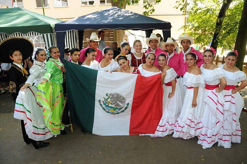 Ze závěrečného programu 56. Mezinárodního folklorního festivalu v Červeném Kostelci. 