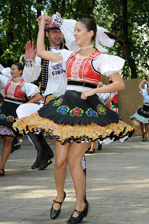 Ze závěrečného programu 56. Mezinárodního folklorního festivalu v Červeném Kostelci. 