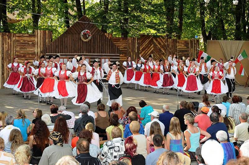 Ze závěrečného programu 56. Mezinárodního folklorního festivalu v Červeném Kostelci. 