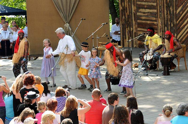 Ze závěrečného programu 56. Mezinárodního folklorního festivalu v Červeném Kostelci. 