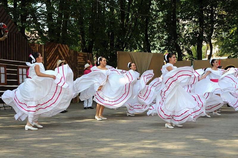 Ze závěrečného programu 56. Mezinárodního folklorního festivalu v Červeném Kostelci. 