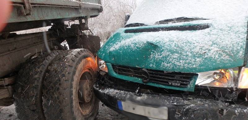 Dopravní nehoda nákladního automobilu a dodávky u Velichovek.