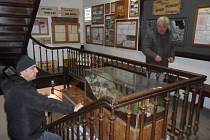 Stálá železniční expozice v Meziměstí poskytuje návštěvníkům řadu zajímavých informací o železnici nejen na Broumovsku.