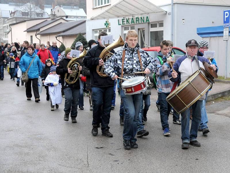 Úderem patnácté hodiny vyrazil od mateřské školy masopustní průvod, v jehož čele rázně do kroku vyhrával Dechový orchestr mladých z hronovské ZUŠ pod vedením Miloše Meiera. 