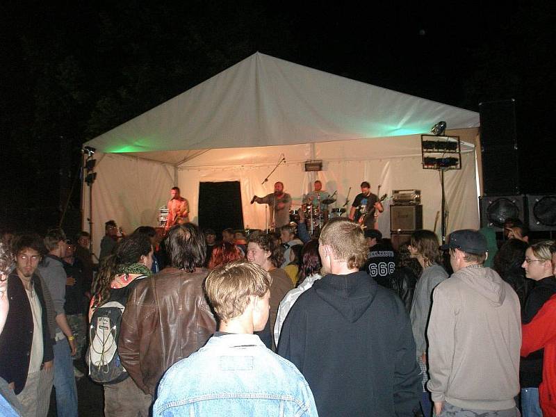 Rockfest v Bezděkově nad Metují.