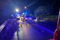 Nehoda uzavřela silnici mezi Náchodem a Hronovem, hasiči museli z vozidel čtyři lidi vyprostit.