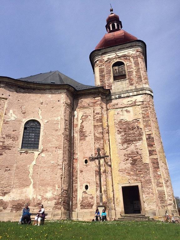 Kostel Všech svatých stojí na dominantním místě nad obcí Heřmánkovice a je jeden z nejkrásnějších barokních kostelů na Broumovsku.