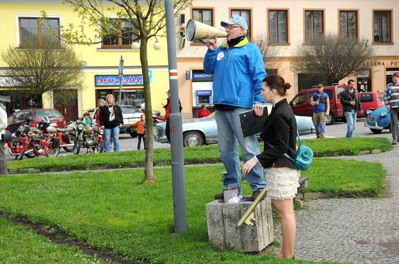 OKOLO OSMDESÁTI VETERÁNŮ se v Polici nad Metují po symbolickém odemknutí letošní sezóny vydalo na sto dvanáct kilometrů dlouhou tradiční jarní vyjížďku. 