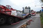 Návěs kamionu se pod tíhou nákladu zlomil v půli. Řidič směřující na Ukrajinu blokoval více než šest hodin mezinárodní silnici do Polska v Náchodě - Bělovsi.