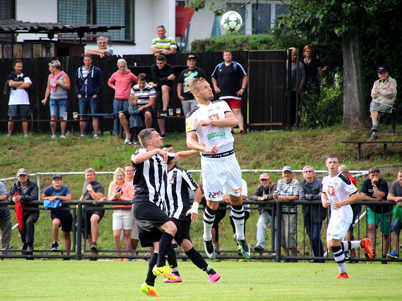 V PRVNÍM kole MOL Cupu vyhrál druholigový Hradec Králové (v bílém) na půdě Červeného Kostelce vysoko 7:1.