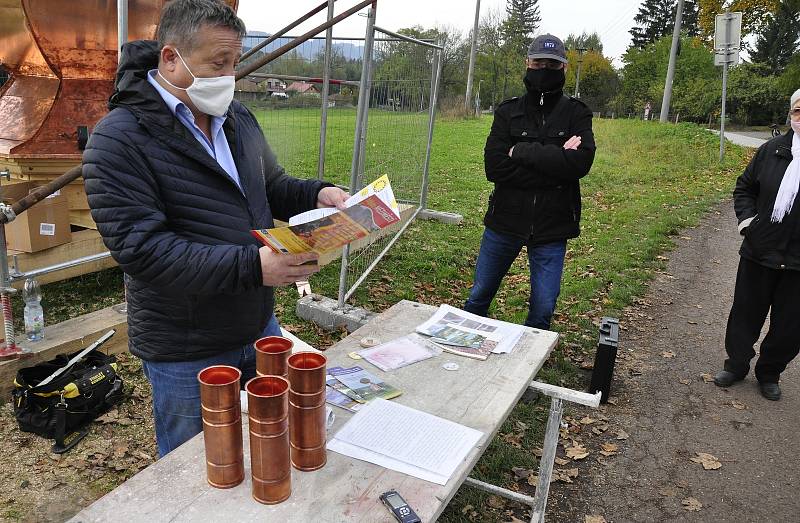 Do čtyř tubusů klempíř zatemoval vzkazy budoucím pokolením.