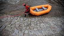 Profesionální hasiči z celého kraje si na Úpě v Ratibořicích cvičili záchranu tonoucích z vodního válce.