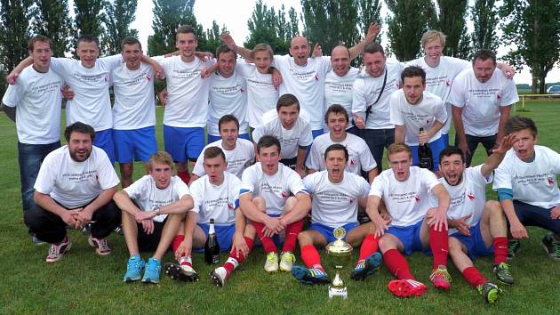 VÍTĚZEM letošního ročníku fotbalového Veba Okresního přeboru mužů se stal rezervní tým Jaroměře. Ten ve třiceti kolech nasbíral 70 bodů, o jeden více než druhé Hejtmánkovice.