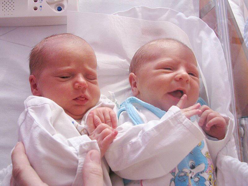 SÁRA A MARIÁN HILSCHEROVI jsou dvojčátka. Narodila se 5. února 2010. Sára přišla na svět v 9.30 hodin s délkou 48 cm a váhou 3060 g. Marián se narodil v 9.28 hodin s délkou 47cm a váhou 3,22 kg. Domov mají v Č. Metuji.